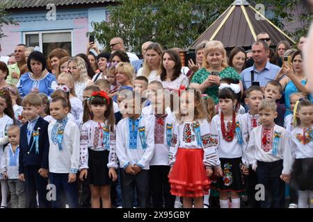 Das Dorf Schewchenkowo. Kiew. Ukraine. 01.09.2023. Erstklässler und ihre Eltern stehen in der Nähe der Schule. Stockfoto