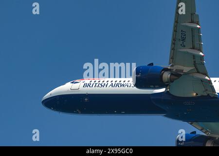 Larnaca, Zypern - 16. Juli 2023: Nahaufnahme des Flugzeugs british Airways während des Fluges, mit Airline-Branding an einem sonnigen Tag Stockfoto