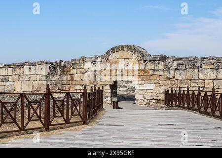 Das südliche Byzantinische Tor an der antiken Stätte Hierapolis in der Provinz Denizli in der Türkei. Gebaut aus Travertinblöcken und wiederverwendetem Mauerwerk. Zerstörte antike Zitate Stockfoto
