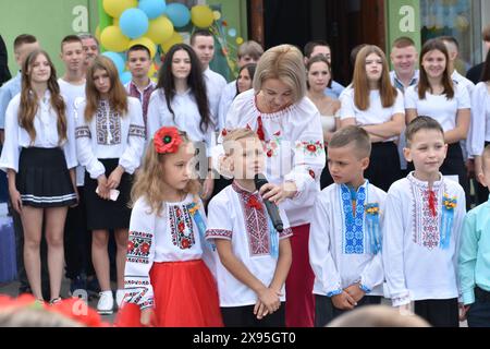 Das Dorf Schewchenkowo. Kiew. Ukraine. 01. 09. 2023. Erstklässler und ihre Eltern stehen in der Nähe der Schule. Stockfoto