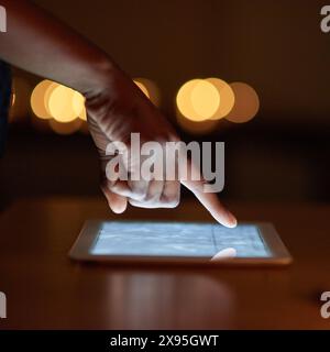 Person, Hand und Tablet für Smart-Home-System, Automatisierung und Verbindung der zukünftigen Hauseinrichtung mit Bokeh. Finger, Touchscreen und Display-Oberfläche Stockfoto