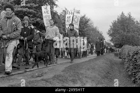 Protest gegen Atomwaffen. Upper Heyford Air Base, Oxfordshire, Großbritannien, 30. Mai bis 3. Juni 1983. Direkte Aktion Demonstration gegen USAF F1-11 Atombomber. Mehr als 5.000 Demonstranten nahmen an vier Tagen an Schichten Teil. Welle um Welle von Demonstranten setzten sich außerhalb der Basis, um eine menschliche Blockade zu bilden, trotz der Tatsache, dass 752 Menschen verhaftet wurden - eine Rekordzahl, die wegen eines Friedensprotests bei einer Veranstaltung inhaftiert wurde. Stockfoto