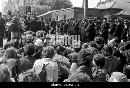 Protest gegen Atomwaffen. Upper Heyford Air Base, Oxfordshire, Großbritannien, 30. Mai bis 3. Juni 1983. Direkte Aktion Demonstration gegen USAF F1-11 Atombomber. Mehr als 5.000 Demonstranten nahmen an vier Tagen an Schichten Teil. Welle um Welle von Demonstranten setzten sich außerhalb der Basis, um eine menschliche Blockade zu bilden, trotz der Tatsache, dass 752 Menschen verhaftet wurden - eine Rekordzahl, die wegen eines Friedensprotests bei einer Veranstaltung inhaftiert wurde. Stockfoto