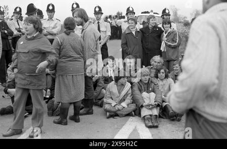 Protest gegen Atomwaffen. Upper Heyford Air Base, Oxfordshire, Großbritannien, 30. Mai bis 3. Juni 1983. Direkte Aktion Demonstration gegen USAF F1-11 Atombomber. Mehr als 5.000 Demonstranten nahmen an vier Tagen an Schichten Teil. Welle um Welle von Demonstranten setzten sich außerhalb der Basis, um eine menschliche Blockade zu bilden, obwohl 752 Menschen von der Polizei verhaftet wurden - eine Rekordzahl, die wegen eines Friedensprotests bei einer Veranstaltung festgenommen wurde. Stockfoto