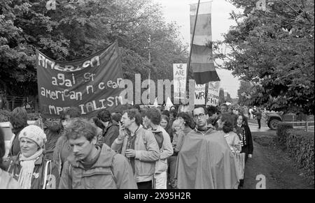 Protest gegen Atomwaffen. Upper Heyford Air Base, Oxfordshire, Großbritannien, 30. Mai bis 3. Juni 1983. Direkte Aktion Demonstration gegen USAF F1-11 Atombomber. Mehr als 5.000 Demonstranten nahmen an vier Tagen an Schichten Teil. Welle um Welle von Demonstranten setzten sich außerhalb der Basis, um eine menschliche Blockade zu bilden, trotz der Tatsache, dass 752 Menschen verhaftet wurden - eine Rekordzahl, die wegen eines Friedensprotests bei einer Veranstaltung inhaftiert wurde. Stockfoto