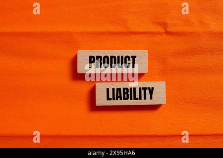 Wörter zur Produkthaftung auf Holzblöcken mit orangefarbenem Hintergrund. Symbol für konzeptionelle Produkthaftung. Kopierbereich. Stockfoto