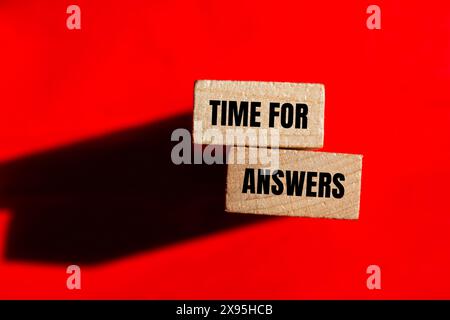 Zeit für Antworten Wörter auf Holzblöcken mit rotem Hintergrund. Symbol für die konzeptionelle Zeit für Antworten. Kopierbereich. Stockfoto