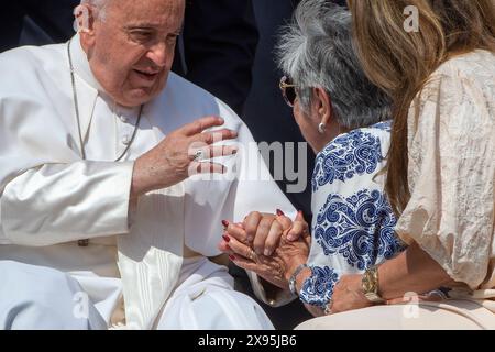 Vatikan, Vatikan. Mai 2024. Italien, Rom, Vatikan, 29.05.2024.Papst Franziskus während der wöchentlichen Generalaudienz auf dem Petersplatz im Vatikan. Foto von ALESSIA GIULIANI /Catholic Press Photo Credit: Independent Photo Agency/Alamy Live News Stockfoto