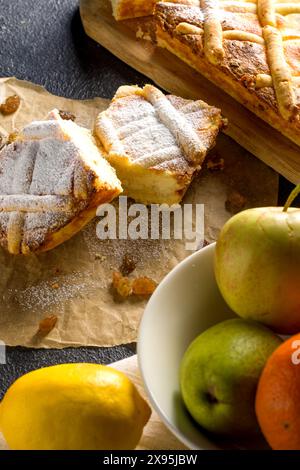 Hausgemachter Käsekuchen mit Rosinen. Käsekuchen mit Rosinen und frischem Obst Stockfoto