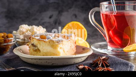 Hausgemachter Käsekuchen mit Rosinen. Käsekuchen mit Rosinen und Zitronenscheiben und Tee Stockfoto