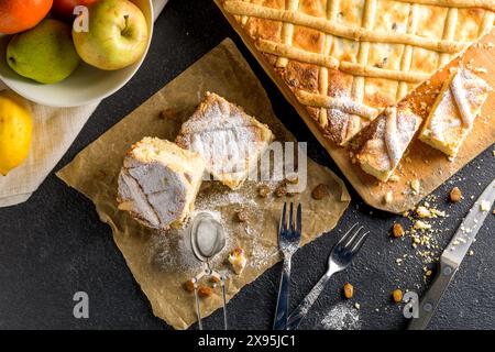 Hausgemachter Käsekuchen mit Rosinen. Käsekuchen mit Rosinen und frischem Obst Stockfoto