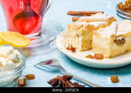 Hausgemachter Käsekuchen mit Rosinen. Käsekuchen mit Rosinen und Zitronenscheiben und Tee Stockfoto