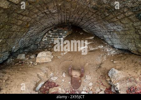 Alter, zerstörter japanischer Maschinengewehrbunker aus dem 2. Weltkrieg auf Gili Trawangan, Indonesien Stockfoto