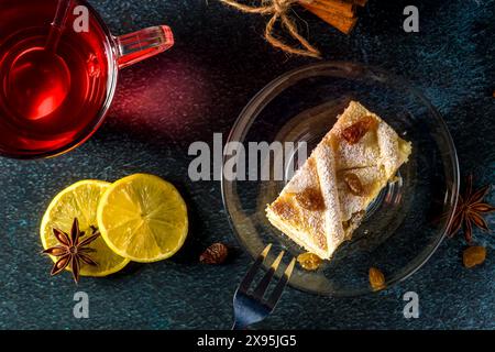 Hausgemachter Käsekuchen mit Rosinen. Käsekuchen mit Rosinen und Zitronenscheiben und Tee Stockfoto