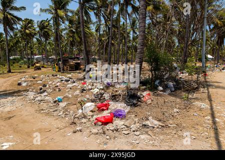 Riesige Mengen an Plastiktüten und anderen Müllabfällen, die in den Seitenstraßen einer tropischen Insel verstreut sind Stockfoto