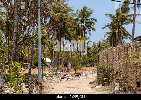 Müll und Plastikmüll sind auf den Straßen von Gili Trawangan auf den indonesischen Gili-Inseln Stockfoto