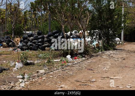 Riesige Mengen an Plastiktüten und anderen Müllabfällen, die in den Seitenstraßen einer tropischen Insel verstreut sind Stockfoto