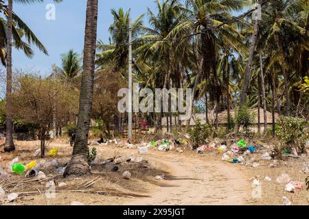 Müll und Plastikmüll sind auf den Straßen von Gili Trawangan auf den indonesischen Gili-Inseln Stockfoto