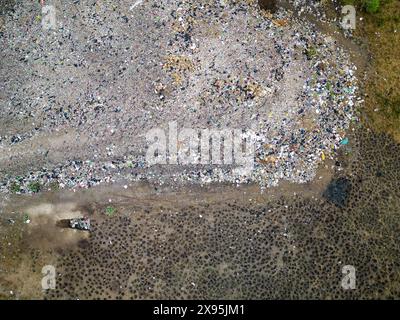 Aus der Vogelperspektive auf eine riesige Müllkippe voller Plastik und unsortiertem Abfall Stockfoto