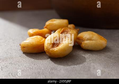 Große Inka-Mais-Rührbraten in Öl Stockfoto