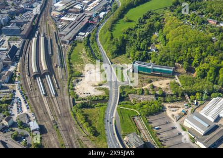 Luftbild, Hbf Hauptbahnhof Hagen und Bahnsteige, Bahnhofshinterfahrung, Deutsche Bahn AG, hinten denkmalgeschützte alte Schraubenfabrik Hagen am Fluss Ennepe, Umbau zu einem Gesundheitscampus Plessenstraße, Altenhagen, Hagen, Ruhrgebiet, Nordrhein-Westfalen, Deutschland ACHTUNGxMINDESTHONORARx60xEURO *** Luftansicht, Hagener Hauptbahnhof und Bahnsteige, Bahnhofsrückgang, Deutsche Bahn AG, hinter denkmalgeschützter alter Hagenschraubenfabrik an der Ennepe, Umbau zum Gesundheitscampus Plessenstraße, Altenhagen, Hagen, Ruhrgebiet, Nordrhein-Westfalen, Deutschland ATTENTIONxMINDESTHONORARx60xEURO Stockfoto