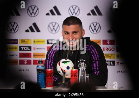 Blankenhain, Deutschland. Mai 2024. Fußball: Nationalmannschaft, Vorbereitung auf die Heimeuropameisterschaft, Pressekonferenz im Schloss Blankenhain. Deniz Undaev spricht auf der Pressekonferenz. Quelle: Christian Charisius/dpa/Alamy Live News Stockfoto