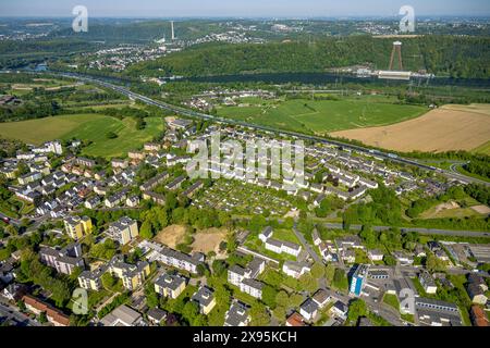 Luftbild, Siedlung mit Danziger Straße an der Autobahn A1, Wiesen und Felder, Wohngebiet Wohnhäuser Knüwenstraße und Brachfläche, hinten der Hengsteysee mit dem RWE Koepchenwerk, Boele, Hagen, Ruhrgebiet, Nordrhein-Westfalen, Deutschland ACHTUNGxMINDESTHONORARx60xEURO *** Luftaufnahme, Siedlung mit Danziger Straße an der Autobahn A1, Wiesen und Felder, Wohngebiet Wohnhäuser Knüwenstraße und Brachland, hinter dem Hengsteysee mit dem RWE Koepchenwerk, Boele, Hagen, Ruhrgebiet, Nordrhein-Westfalen, Deutschland ACHTUNGxMINDESTHONORARx60xEURO Stockfoto