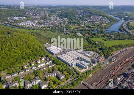 Luftbild, Dörken Membranes GmbH & Co. KG Chemiewerk, hinten Ortsansicht Herdecke mit Ruhr Viadukt und Quartier Ruhr-Aue, links der Kaisberg mit dem Freiherr-vom-Stein-Turm im Wald, Bahngleise Hagen-Vorhalle, Vorhalle, Hagen, Ruhrgebiet, Nordrhein-Westfalen, Deutschland ACHTUNGxMINDESTHONORARx60xEURO *** Luftaufnahme, Dörken Membranes GmbH Co KG Chemieanlage, Rückansicht Herdecke mit Ruhrviadukt und Ruhr-Aue, links Kaisberg mit Freiherr vom Stein Turm im Wald, Bahngleise Hagen Vorhalle, Hagen, Ruhrgebiet, Nordrhein-Westfalen, AUFMERKSAMKEIT FÜR Deutschland Stockfoto