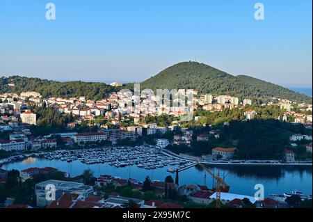 Wunderschöner Sonnenuntergang über der Küstenstadt Dubrovnik und der Adria in Kroatien Stockfoto