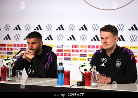 Blankenhain, Deutschland. Mai 2024. Fußball: Nationalmannschaft, Vorbereitung auf die Heimeuropameisterschaft, Pressekonferenz im Schloss Blankenhain. Deniz Undaev (l) und Torhüter Alexander Nübel bei der Pressekonferenz. Quelle: Christian Charisius/dpa/Alamy Live News Stockfoto