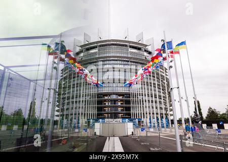 29. Mai 2024, Frankreich, Straßburg: Die Flaggen der Europäischen Union, ihrer Mitgliedstaaten und der Ukraine fliegen vor dem Gebäude des Europäischen Parlaments. Beamte durchsuchen seit heute Morgen die Büros des Parlaments in Brüssel und Straßburg. Die Überfälle stehen offenbar im Zusammenhang mit der Affäre um das prorussische Nachrichtenportal "Voice of Europe", das angeblich im Zentrum einer russischen Einflussoperation steht. Die Europawahlen sind für den 9. Juni vorgesehen. Foto: Philipp von Ditfurth/dpa Stockfoto