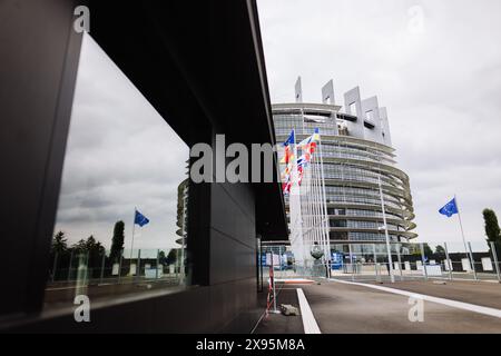 29. Mai 2024, Frankreich, Straßburg: Die Flaggen der Europäischen Union, ihrer Mitgliedstaaten und der Ukraine fliegen vor dem Gebäude des Europäischen Parlaments. Beamte durchsuchen seit heute Morgen die Büros des Parlaments in Brüssel und Straßburg. Die Überfälle stehen offenbar im Zusammenhang mit der Affäre um das prorussische Nachrichtenportal "Voice of Europe", das angeblich im Zentrum einer russischen Einflussoperation steht. Die Europawahlen sind für den 9. Juni vorgesehen. Foto: Philipp von Ditfurth/dpa Stockfoto