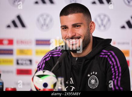 Blankenhain, Deutschland. Mai 2024. Fußball: Nationalmannschaft, Vorbereitung auf die Heimeuropameisterschaft, Pressekonferenz im Schloss Blankenhain. Deniz Undaev spricht auf der Pressekonferenz. Quelle: Christian Charisius/dpa/Alamy Live News Stockfoto