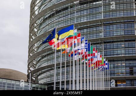 29. Mai 2024, Frankreich, Straßburg: Die Flagge der Europäischen Union fliegt im Wind vor dem Gebäude des Europäischen Parlaments. Beamte durchsuchen seit heute Morgen die Büros des Parlaments in Brüssel und Straßburg. Die Überfälle stehen offenbar im Zusammenhang mit der Affäre um das prorussische Nachrichtenportal "Voice of Europe", das angeblich im Zentrum einer russischen Einflussoperation steht. Die Europawahlen sind für den 9. Juni vorgesehen. Foto: Philipp von Ditfurth/dpa Stockfoto