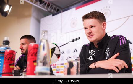 Blankenhain, Deutschland. Mai 2024. Fußball: Nationalmannschaft, Vorbereitung auf die Heimeuropameisterschaft, Pressekonferenz im Schloss Blankenhain. Torhüter Alexander Nübel (r) und Deniz Undaev bei der Pressekonferenz. Quelle: Christian Charisius/dpa/Alamy Live News Stockfoto