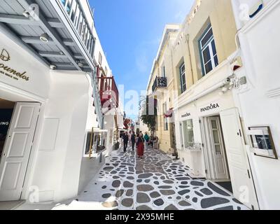 Mykonos, Griechenland - 7. Mai 2024: Symbolisches Bild eines Urlaubs auf der Insel Mykonos in Griechenland. Weiße Gebäude und Gassen mit Touristen *** Symbolbild Urlaub auf der Insel Mykonos in Griechenland. Weiße Gebäude und Gassen mit Touristen Stockfoto