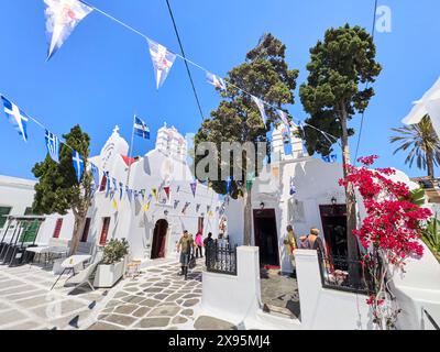 Mykonos, Griechenland - 7. Mai 2024: Symbolisches Bild eines Urlaubs auf der Insel Mykonos in Griechenland. Weiße Gebäude und Gassen mit Touristen *** Symbolbild Urlaub auf der Insel Mykonos in Griechenland. Weiße Gebäude und Gassen mit Touristen Stockfoto