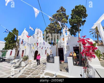 Mykonos, Griechenland - 7. Mai 2024: Symbolisches Bild eines Urlaubs auf der Insel Mykonos in Griechenland. Weiße Gebäude und Gassen mit Touristen *** Symbolbild Urlaub auf der Insel Mykonos in Griechenland. Weiße Gebäude und Gassen mit Touristen Stockfoto