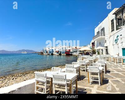 Mykonos, Griechenland - 7. Mai 2024: Symbolisches Bild eines Urlaubs auf der Insel Mykonos in Griechenland. Weiße Gebäude und Gassen mit Touristen *** Symbolbild Urlaub auf der Insel Mykonos in Griechenland. Weiße Gebäude und Gassen mit Touristen Stockfoto