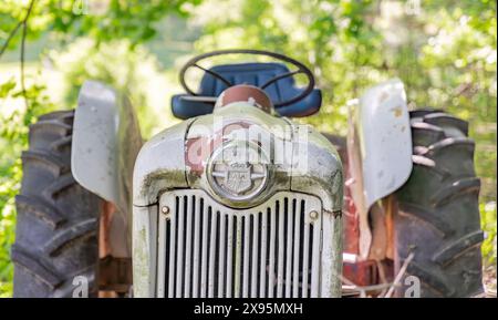 Detailbild des vorderen Endes eines ford 800-Traktoren Stockfoto