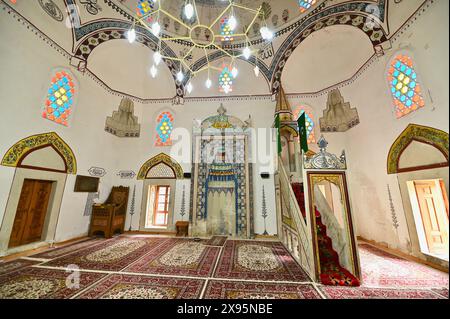 Islamisches Inneres der Koski-Mehmed-Pascha-Moschee in der Altstadt von Mostar, Bosnien und Herzegowina Stockfoto