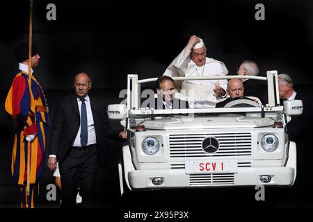 29. Mai 2024 - PAPST FRANZISKUS während seiner wöchentlichen Generalaudienz auf dem Petersplatz im Staat Vatikanstadt © EvandroInetti Via ZUMA Wire (Foto: © Evandro Inetti/ZUMA Press Wire) NUR REDAKTIONELLE VERWENDUNG! Nicht für kommerzielle ZWECKE! Stockfoto