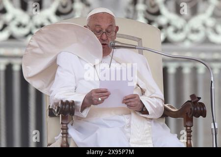 29. Mai 2024 - PAPST FRANZISKUS während seiner wöchentlichen Generalaudienz auf dem Petersplatz im Staat Vatikanstadt © EvandroInetti Via ZUMA Wire (Foto: © Evandro Inetti/ZUMA Press Wire) NUR REDAKTIONELLE VERWENDUNG! Nicht für kommerzielle ZWECKE! Stockfoto