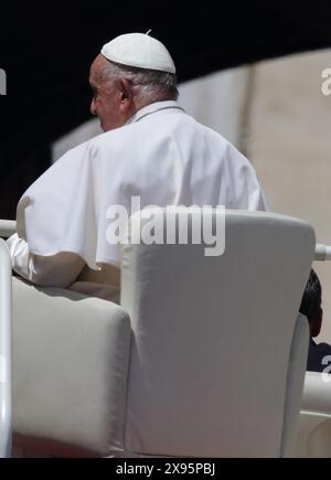 29. Mai 2024 - PAPST FRANZISKUS während seiner wöchentlichen Generalaudienz auf dem Petersplatz im Staat Vatikanstadt © EvandroInetti Via ZUMA Wire (Foto: © Evandro Inetti/ZUMA Press Wire) NUR REDAKTIONELLE VERWENDUNG! Nicht für kommerzielle ZWECKE! Stockfoto