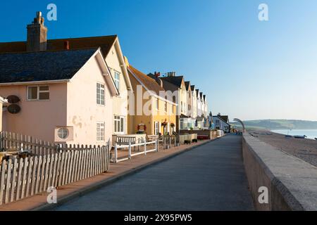 England, Devon, Torcross, Küste mit traditionellen Häusern und Café Stockfoto