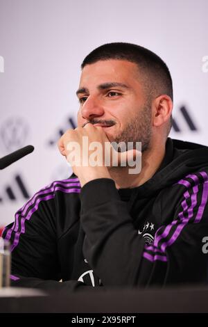 Blankenhain, Deutschland. Mai 2024. Fußball: Nationalmannschaft, Vorbereitung auf die Heimeuropameisterschaft, Pressekonferenz im Schloss Blankenhain. Deniz Undaev spricht auf der Pressekonferenz. Quelle: Christian Charisius/dpa/Alamy Live News Stockfoto