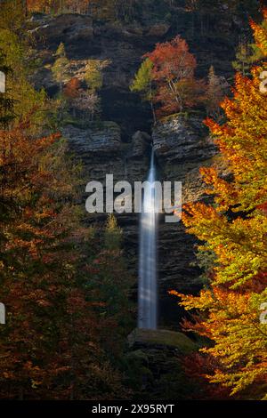 Herbstlandschaft in Slowenien, Natur in Europa. Pericnik Wasserfall, Triglav Alpen mit Orangenwald, Reise in Slowenien. Wunderschöner Sonnenuntergang mit Wasserf Stockfoto