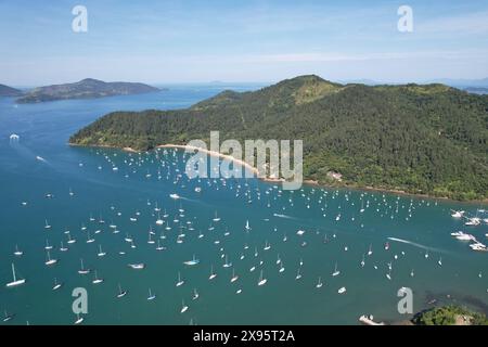 Blick auf die Drohne von Saco da Ribeira. Ubatuba, Brasilien. Hafen von Segelbooten und Booten. Stockfoto