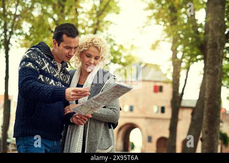 Reise, Stadt und Paar mit Karte für die Wegbeschreibung zum Hotel, Abenteuer oder Stadtrundfahrt und Urlaub im Ausland für Flitterwochen. Mann, Frau und lesen Papier gps Stockfoto