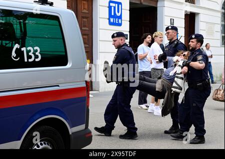 Wien, Österreich. 29. Mai 2024. Die Polizei bricht das pro-palästinensische Protestlager vor der TU (TU Wien) auf. Quelle: Franz Perc/Alamy Live News Stockfoto